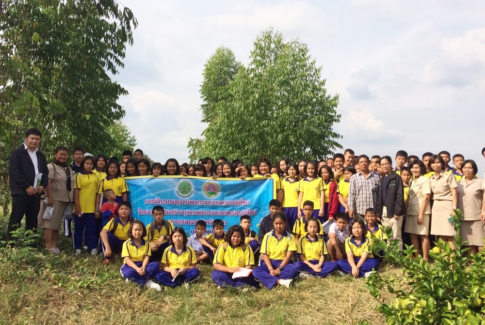 ลงพื้นที่พานักเรียนดูงานตามโครงการเสริมสร้างยุวเกษตรกรและเกษตรกรรุ่นใหม่