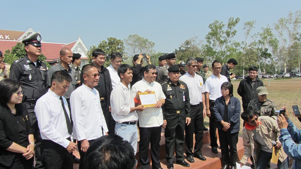 ประชาชน ต.หนองบัวใต้และใกล้เคียง ในพื้นที่อ.เมือง จ.ตาก นำขวบวนยื่นเรื่องคัดค้านการจัดตั้งโรงงานจัดการกากขยะอุตสาหกรรม