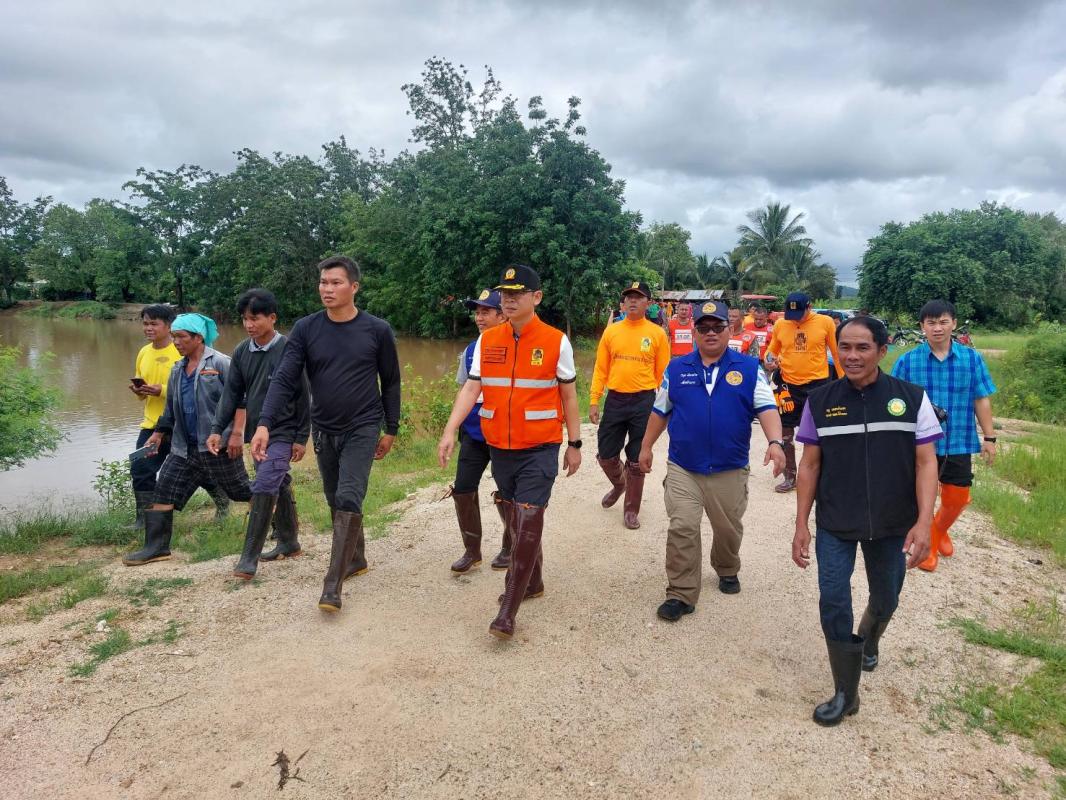 สำรวจระดับน้ำและความเสียหายจากสถานการณ์อุทกภัยในพื้นที่ตำบลโป่งเเดง อำเภอเมืองตาก จังหวัดตาก