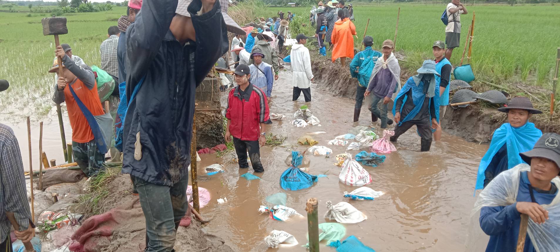 ร่วมทำแนวกั้นป้องกันน้ำเอ่อล้นท่วมพื้นที่การเกษตร อ.แม่ระมาก จ.ตาก